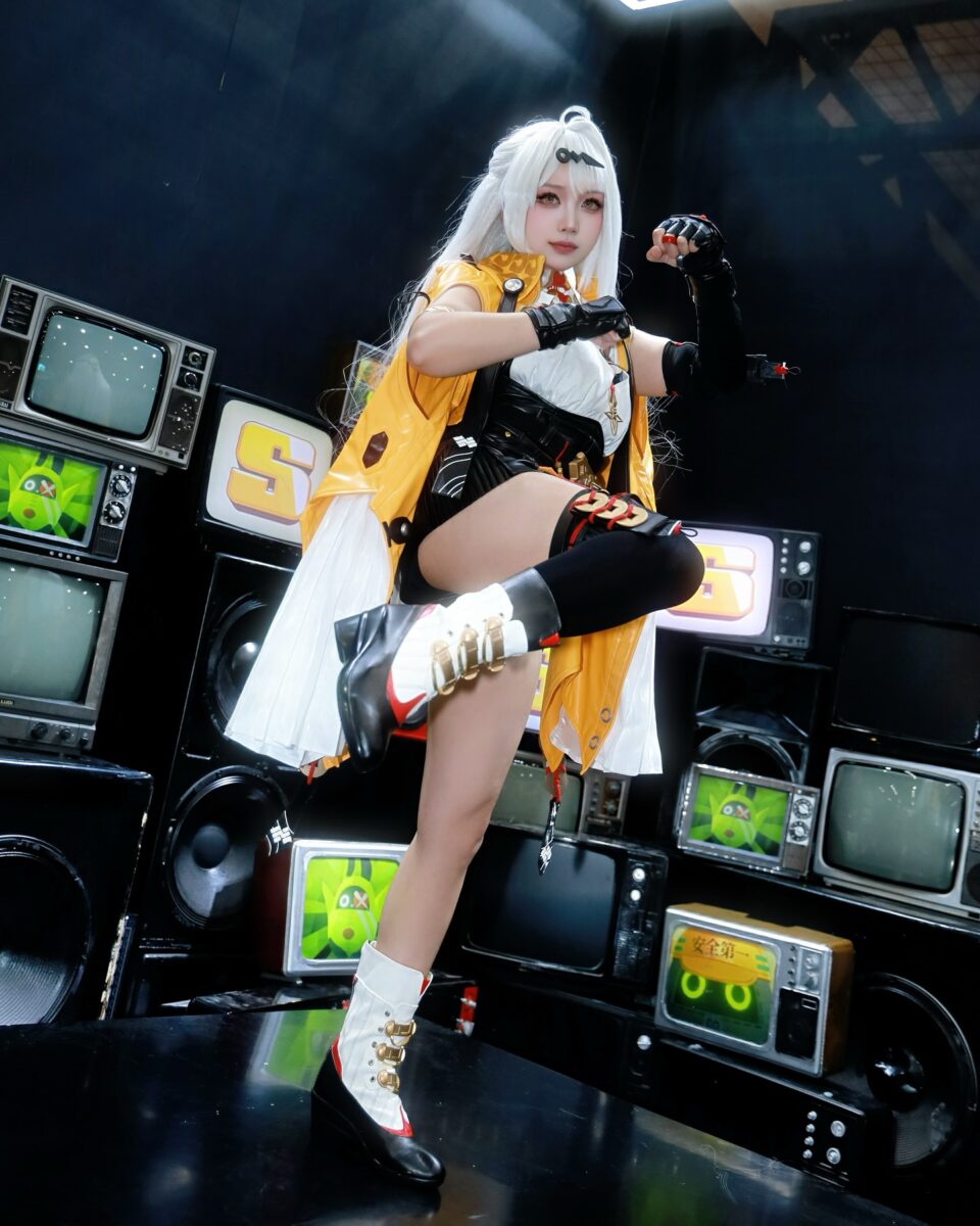 Yixuan from Zenless Zone Zero by Cookierin, photo by Kon