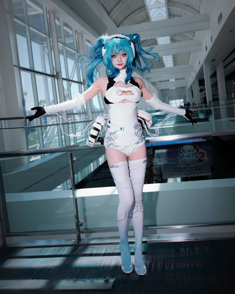Hatsune Miku 2014 Racing Ver. by Huluwa, photo by @kong__bai_