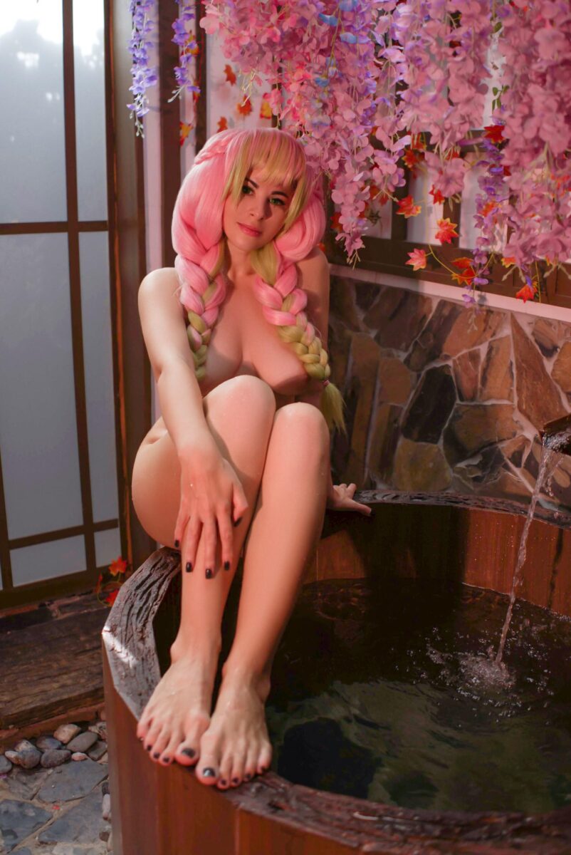 An ero Mitsuri Demon Slayer cosplay from Yuna Kairi!