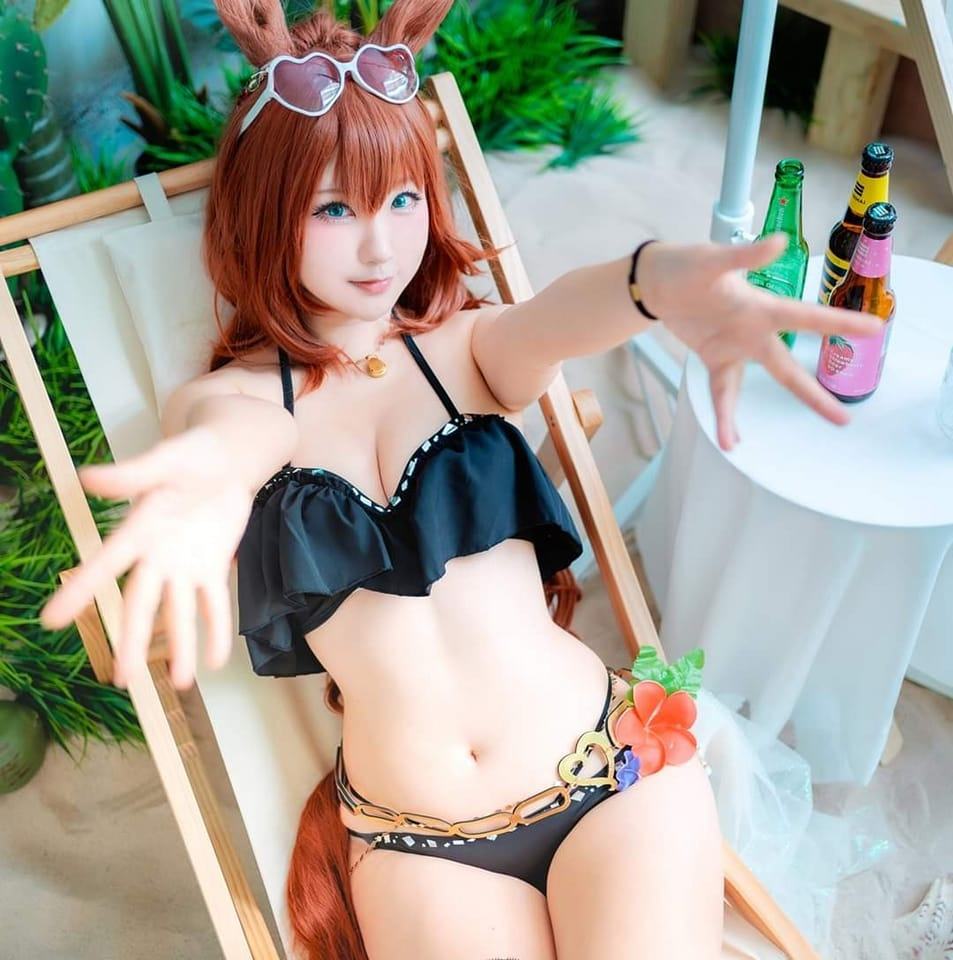 HIKO's smooth tummy makes for a great horse girl cosplay!