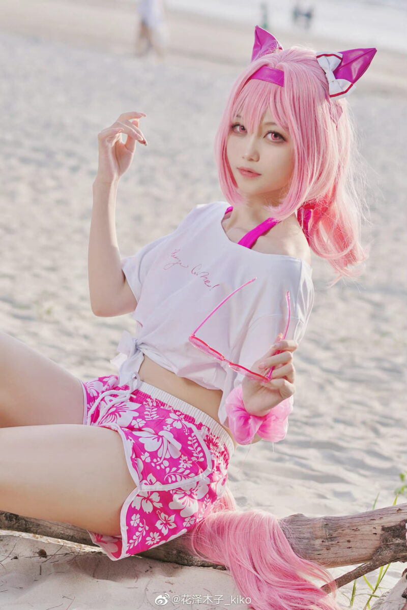 Hanazawa Muzi takes Haru Urara to the beach.