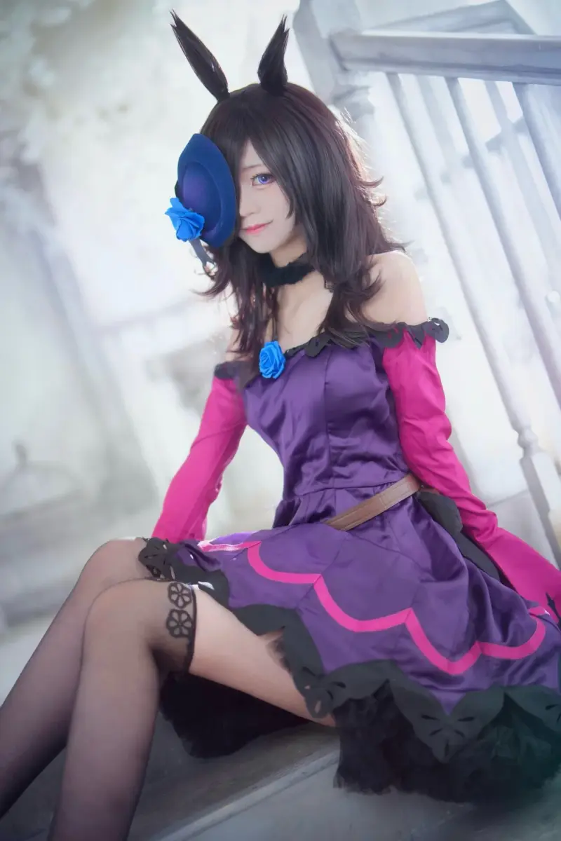 Yomokuru with a glamorous horse girl cosplay.