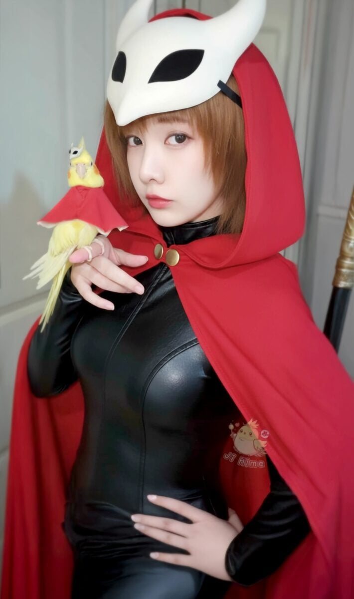 The adorable Ji Hime evokes a Red Riding Hood theme for her Silksong cosplay!