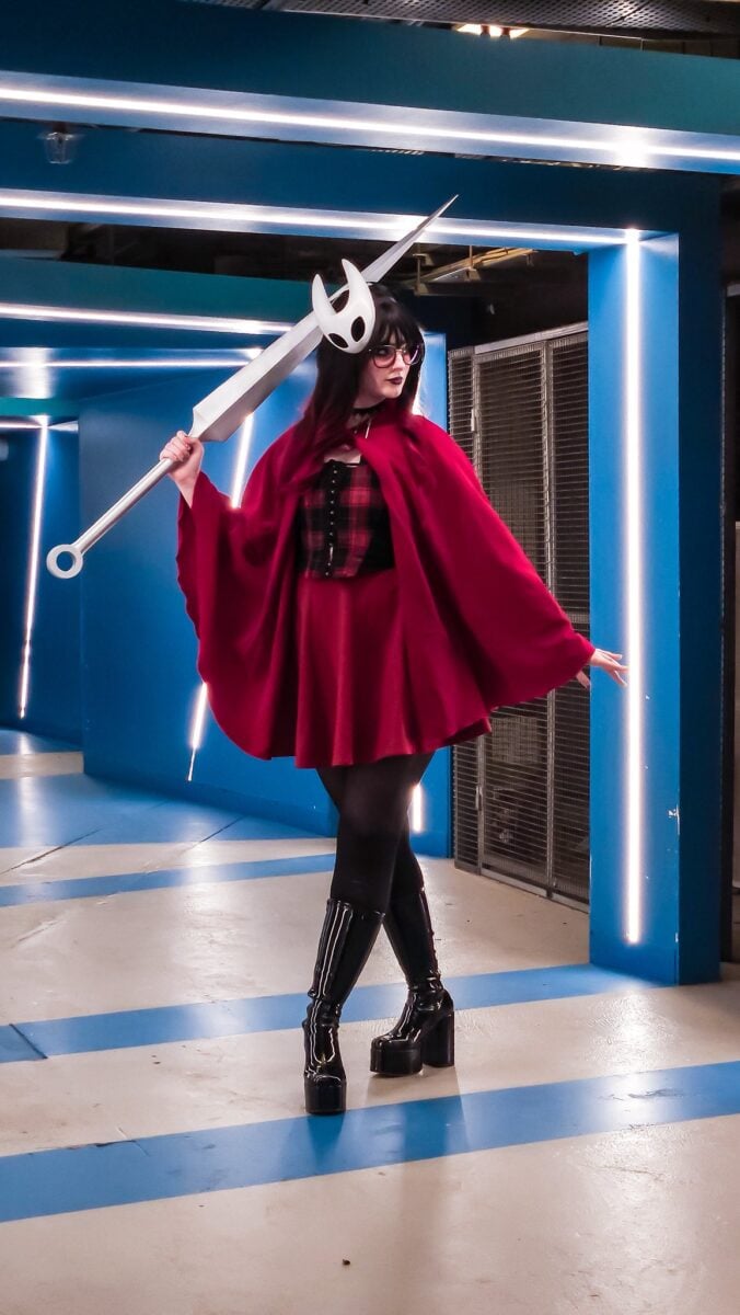 Teatherxrie cosplays a fabulous Hornet with an impressively sized needle.