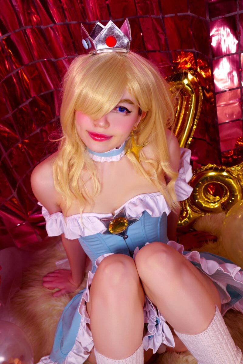 Murrning_Glow offers up a cute and regal cosplay for her Rosalina.