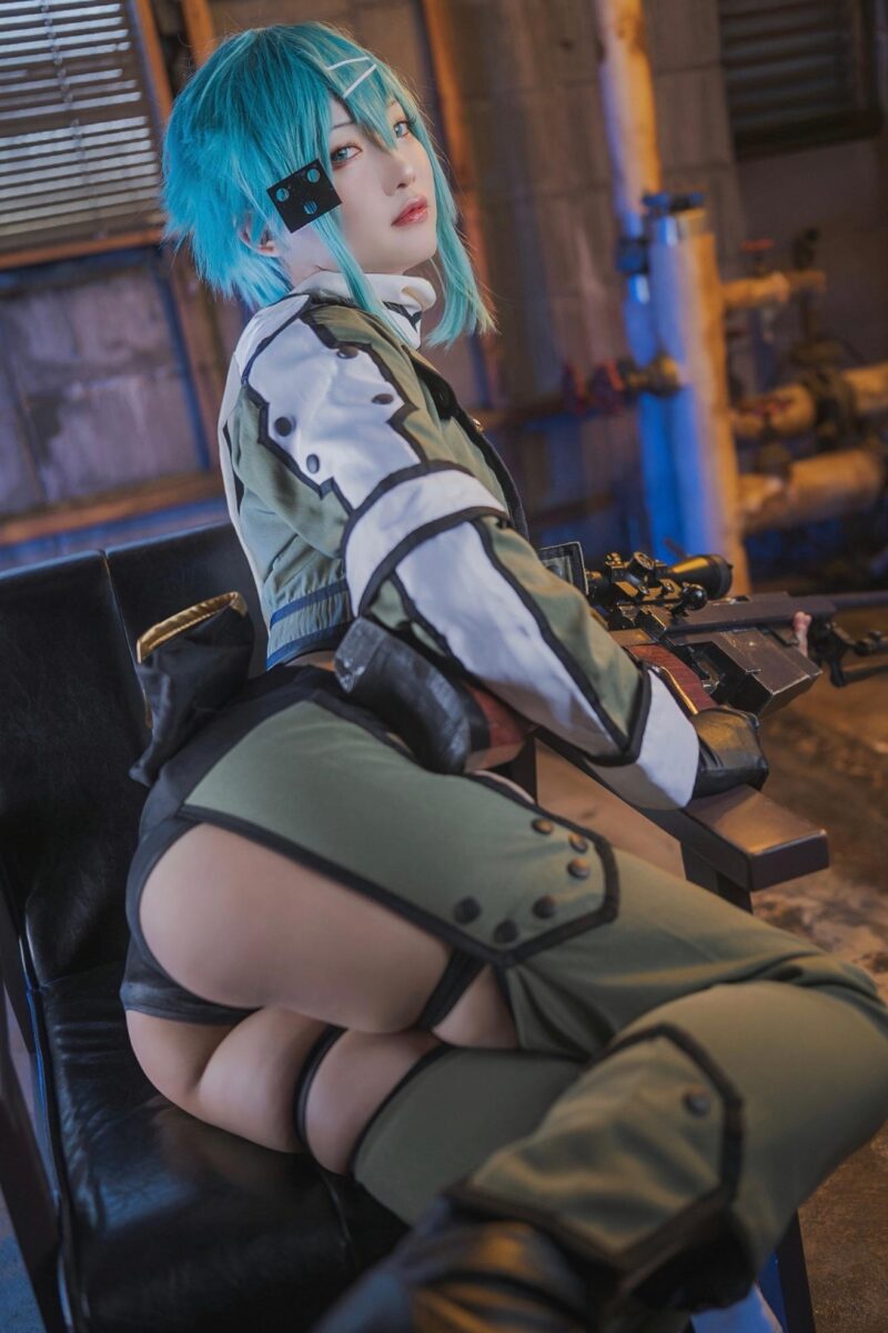 Minaseairi_cos shows off Sinon's best asset — and it's not her sniper rifle!