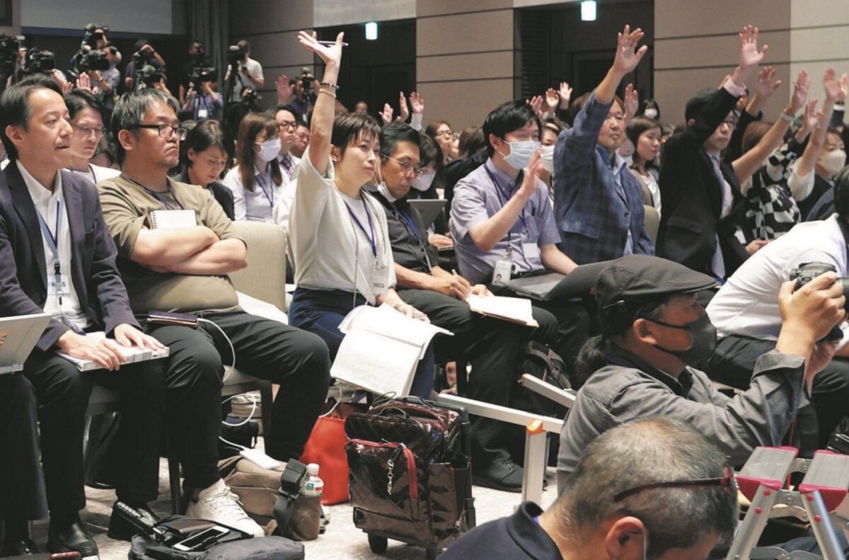 Reporters At Johnny & Associates Press Conference